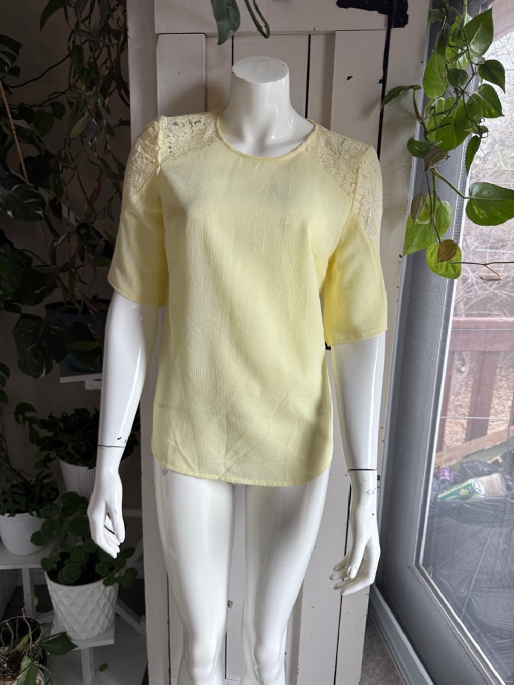 Suzy Shier Women's Lace Shoulder Short-Sleeve Top - Pale Yellow NWOT